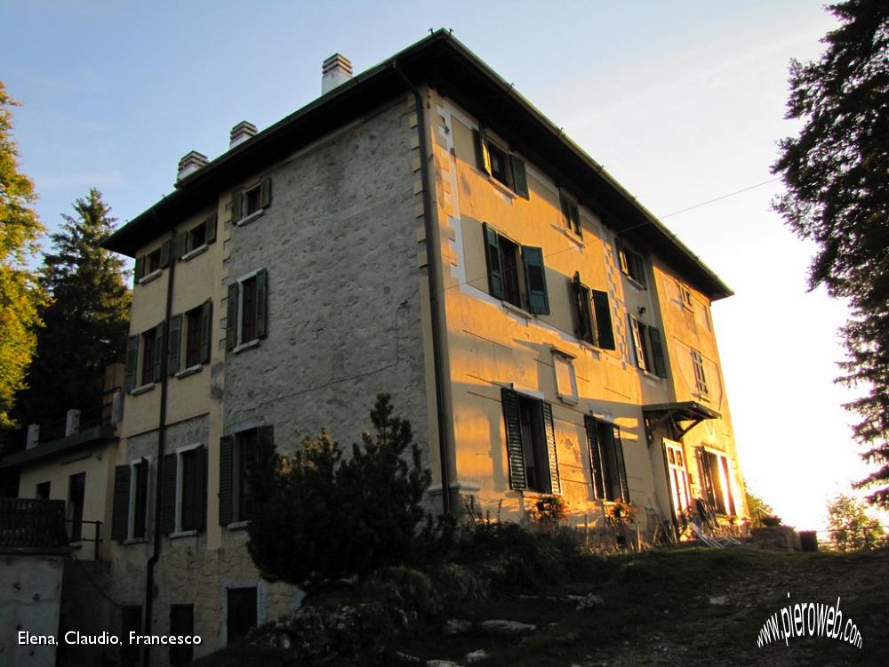 03 L'alba al rifugio Porta.JPG